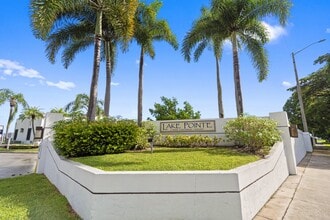 215 Lake Pointe Dr in Oakland Park, FL - Building Photo - Building Photo