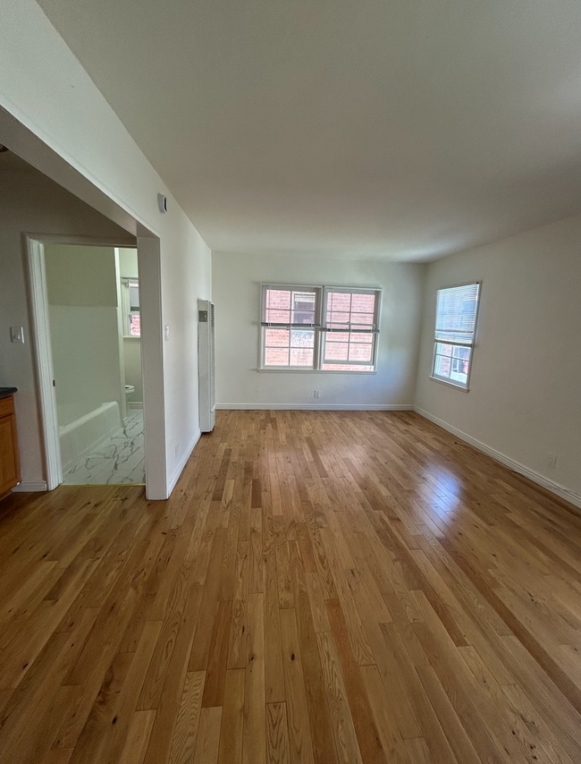 645 Burnside Ave in Los Angeles, CA - Building Photo - Building Photo