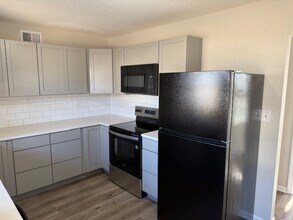 1419 W College Ter in Independence, MO - Foto de edificio - Building Photo