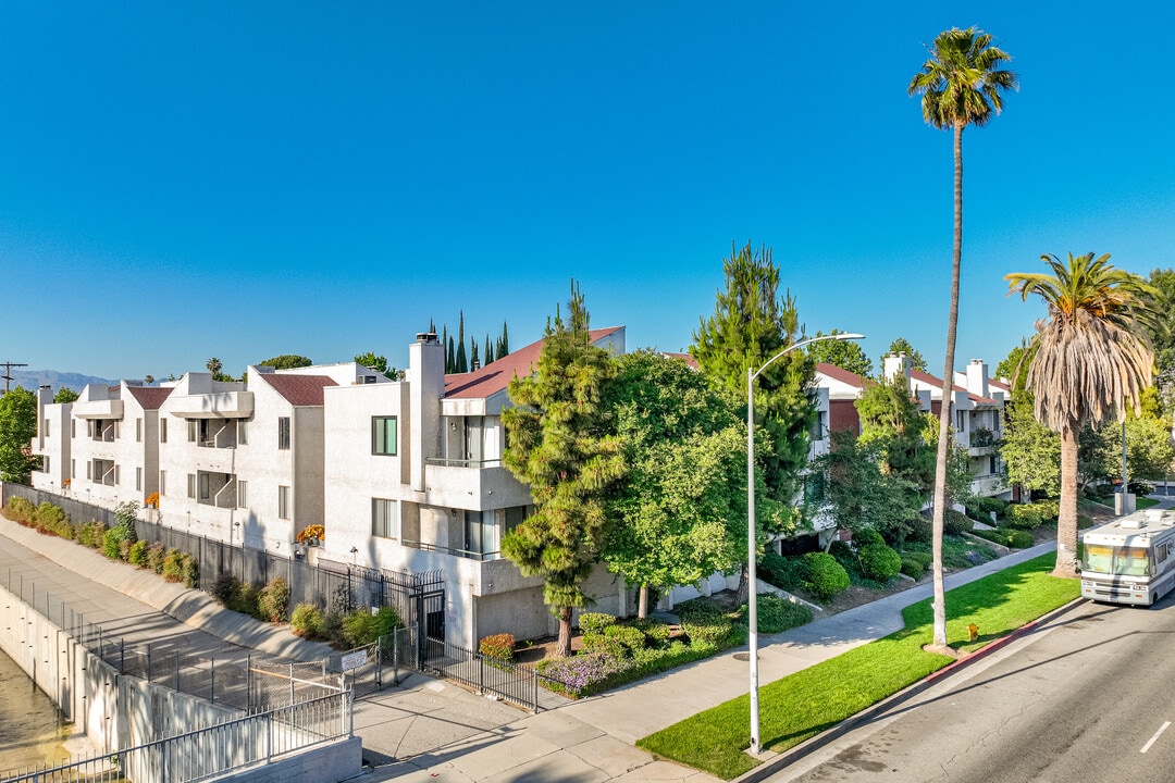 7211 Cozycroft Ave in Winnetka, CA - Foto de edificio