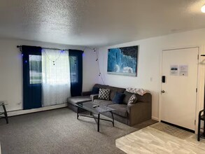 7447 Jewel Lake Rd in Anchorage, AK - Building Photo - Building Photo