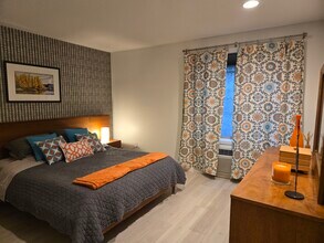 511 W Mercer Pl, Unit 204 in Seattle, WA - Foto de edificio - Building Photo
