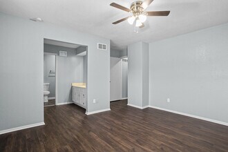 642 NW Valleybrook Rd in Blue Springs, MO - Building Photo - Building Photo