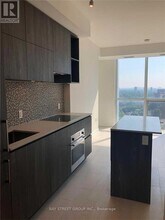 1 Yorkville Ave in Toronto, ON - Building Photo - Building Photo