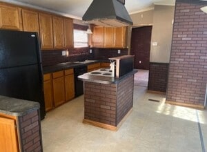 1601 E 11th Ave in Hutchinson, KS - Building Photo - Building Photo