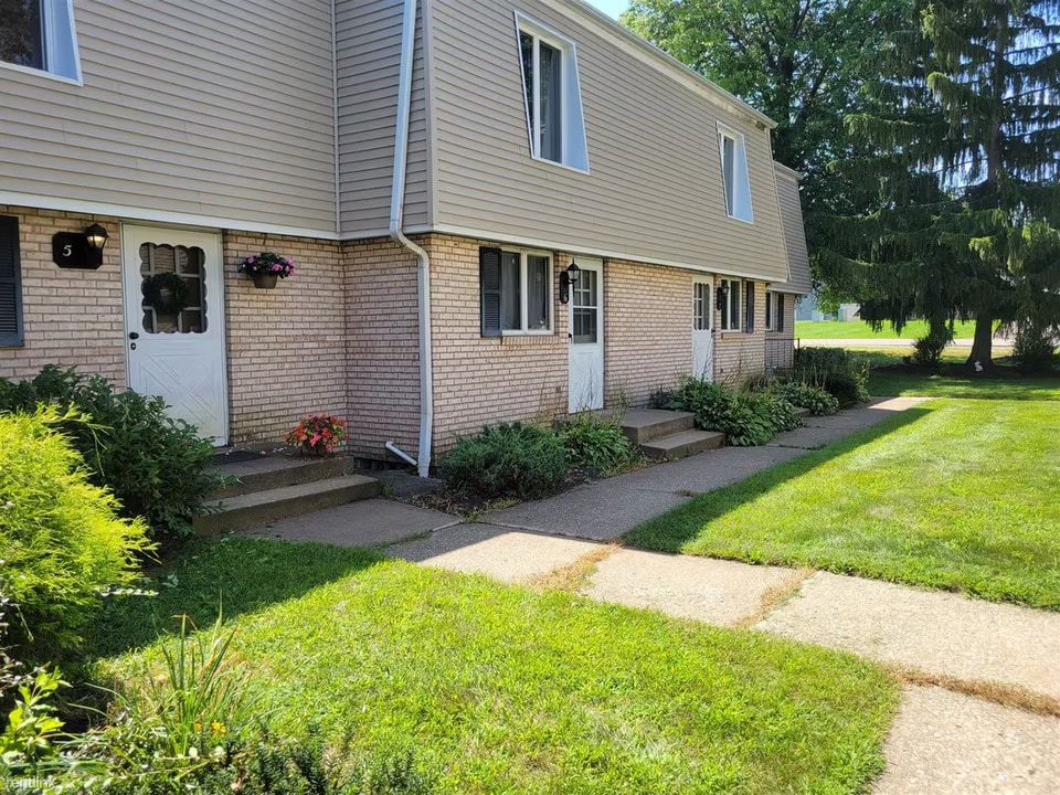 6300 Portage St NW in North Canton, OH - Foto de edificio