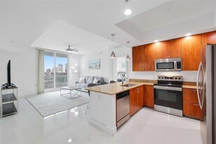 315 NE 3rd Ave, Unit 1404 in Fort Lauderdale, FL - Building Photo