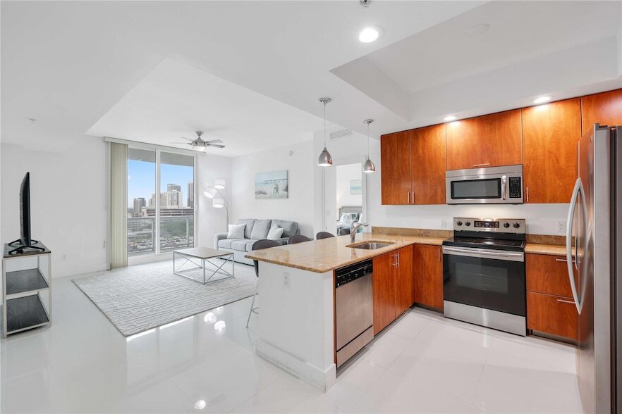 315 NE 3rd Ave, Unit 1404 in Fort Lauderdale, FL - Building Photo