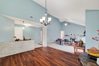 8122 Sandy Glen Ln in Houston, TX - Building Photo - Building Photo