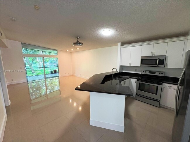 572 Woodgate Cir in Sunrise, FL - Building Photo - Building Photo
