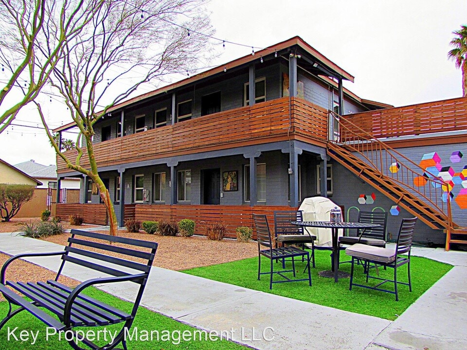 319 N 11th St in Las Vegas, NV - Building Photo