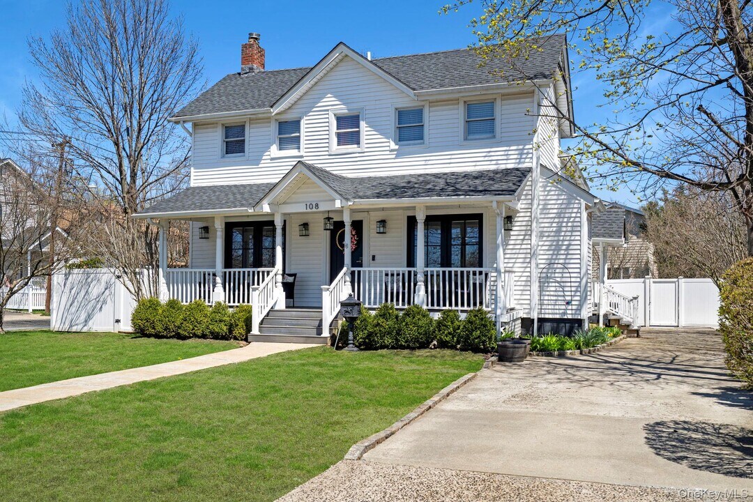 108 Sheridan Ave in Hewlett, NY - Building Photo