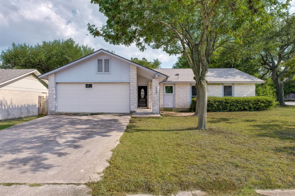 10421 Broken Shoe Trail in Austin, TX - Building Photo