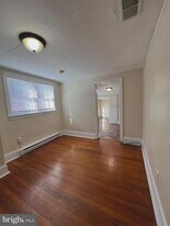 204 W Washington St in Charles Town, WV - Building Photo