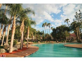 5530 Owensmouth Ave, Unit 113 in Woodland Hills, CA - Building Photo