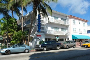910 Collins Ave in Miami Beach, FL - Building Photo