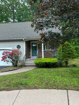 21 Waterview Dr in Windsor, CT - Building Photo