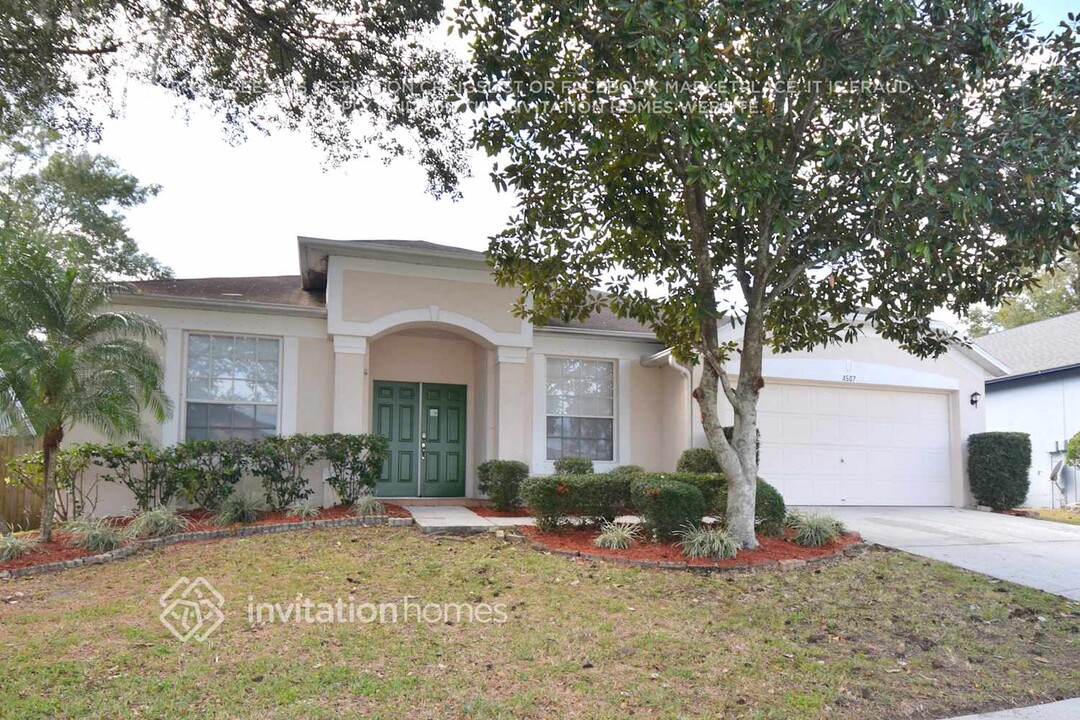 4507 Oak River Cir in Valrico, FL - Foto de edificio