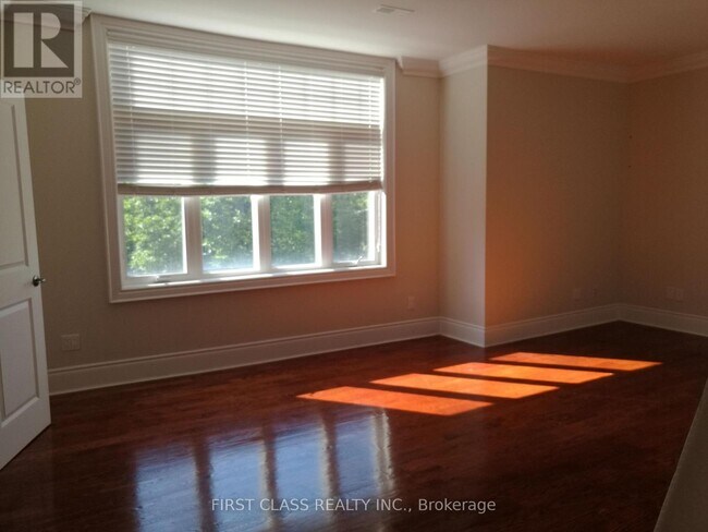 58 Paisley Blvd E in Mississauga, ON - Building Photo - Building Photo