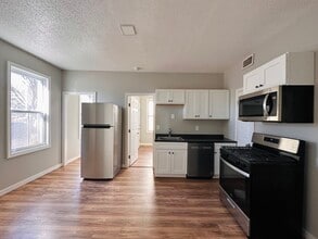 19 Thompson St, Unit C in Vernon, CT - Foto de edificio - Building Photo