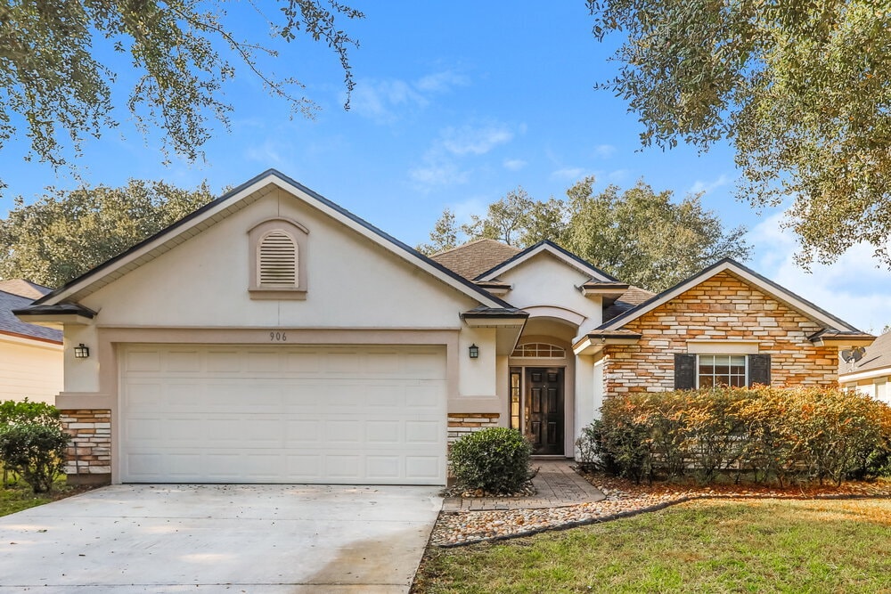 906 Thoroughbred Dr in Orange Park, FL - Building Photo