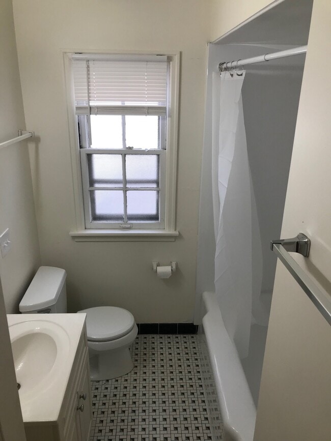 401 E Henry Clay St, Unit 3 in Whitefish Bay, WI - Building Photo - Building Photo