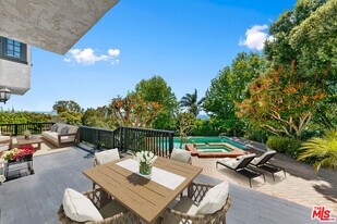 29528 Harvester Rd in Malibu, CA - Building Photo