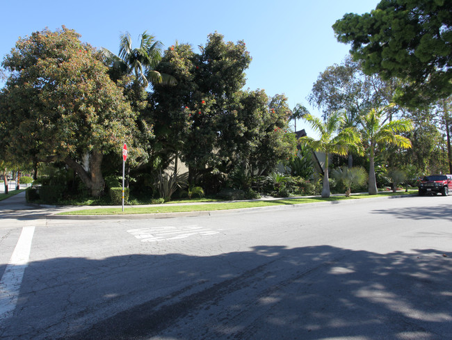 Golden Tiki Apartments in Glendora, CA - Foto de edificio - Building Photo