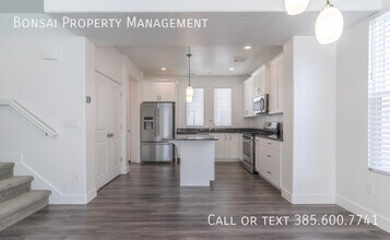 4566 Scissor Wy in South Jordan, UT - Building Photo - Building Photo