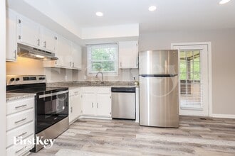 704 Berkshire Dr in Old Hickory, TN - Foto de edificio - Building Photo