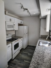 18165 SE Oak St in Portland, OR - Building Photo - Building Photo