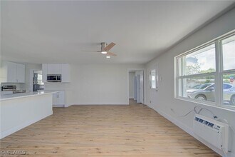372 Park Ln Dr in North Fort Myers, FL - Building Photo - Building Photo