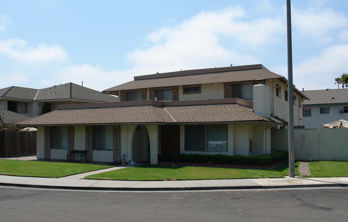 17071 Grove Cir in Huntington Beach, CA - Foto de edificio