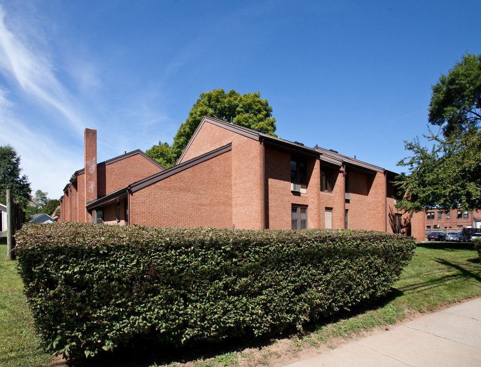 Elm Grove Apartments in West Hartford, CT - Foto de edificio