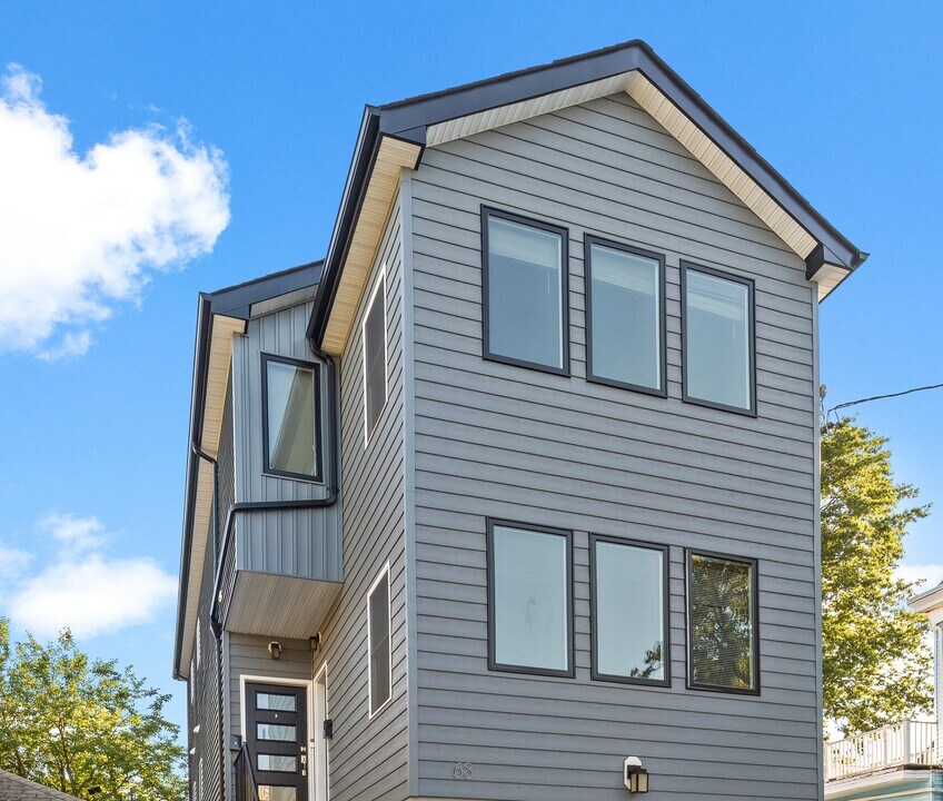 68 W 52nd St, Unit A in Bayonne, NJ - Foto de edificio