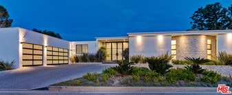 920 Linda Flora Dr in Los Angeles, CA - Building Photo