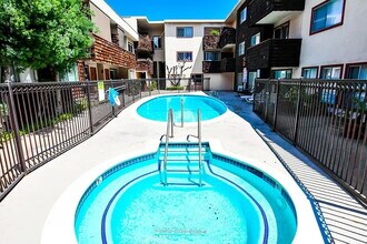 5414 Newcastle Ave in Los Angeles, CA - Building Photo - Building Photo