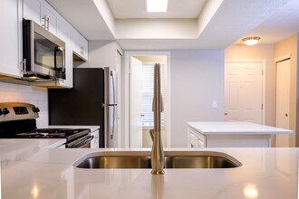Perimeter Lakes Apartments in Dublin, OH - Foto de edificio - Building Photo
