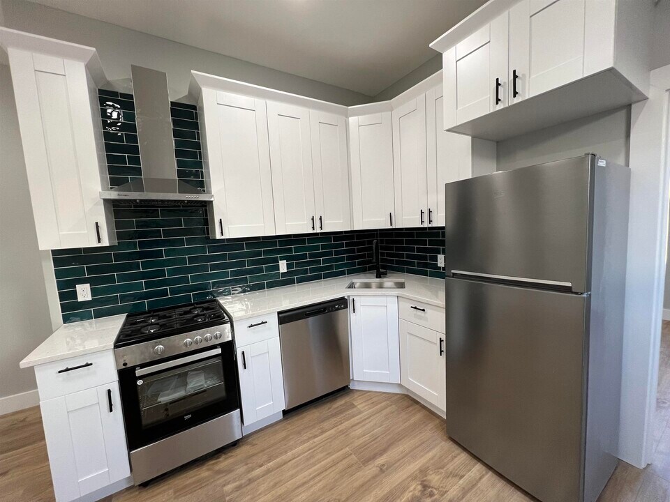 1076 Summit Ave-Unit -4 in Jersey City, NJ - Building Photo
