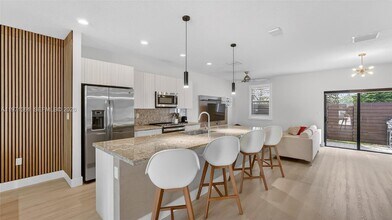 10455 NW 82nd St in Doral, FL - Foto de edificio - Building Photo