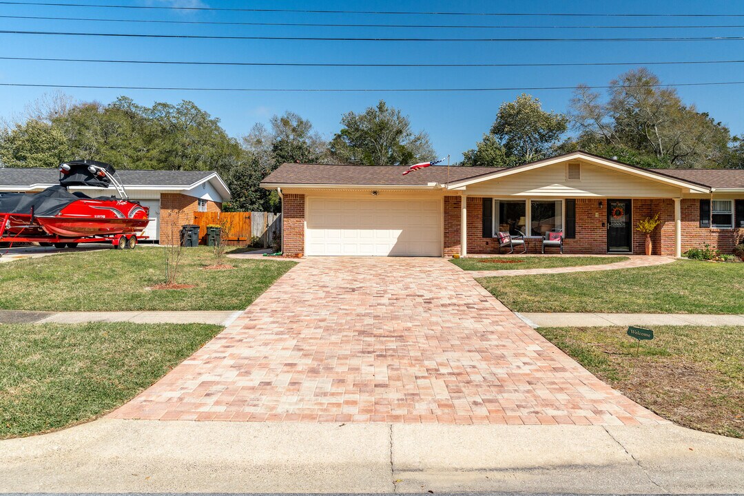 666 Fairway Ave NE in Fort Walton Beach, FL - Building Photo