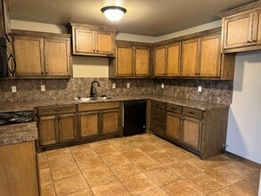 2728 Valley View Dr in Chickasha, OK - Building Photo - Building Photo