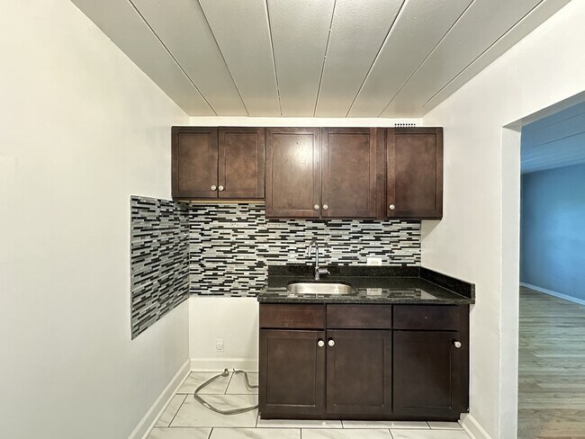 1360 W Touhy Ave in Chicago, IL - Building Photo - Building Photo