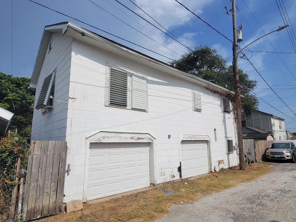 5317 Avenue P 1/2 Rear in Galveston, TX - Building Photo