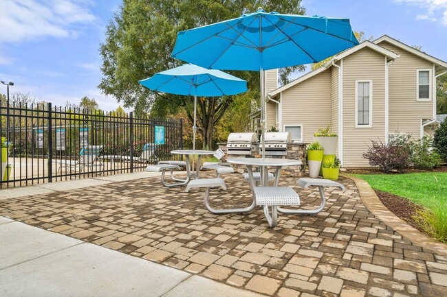 Hawthorne at Oak Ridge in Greensboro, NC - Foto de edificio - Building Photo