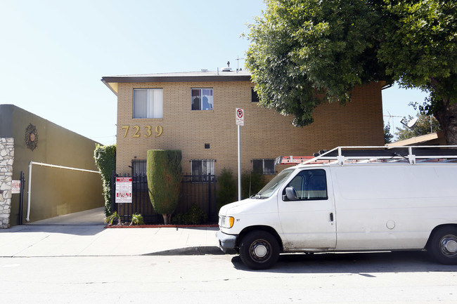 7239 Alabama Ave in Canoga Park, CA - Building Photo - Building Photo