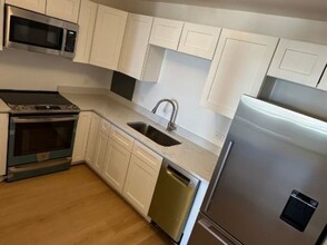 555 W Cornelia Ave in Chicago, IL - Building Photo - Building Photo