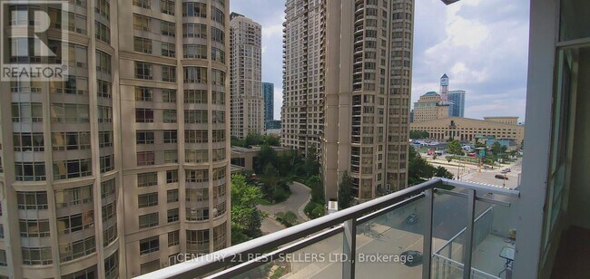 225-225 Webb Dr in Mississauga, ON - Building Photo - Building Photo