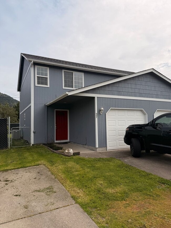 27 W 4th St in Lowell, OR - Building Photo - Building Photo