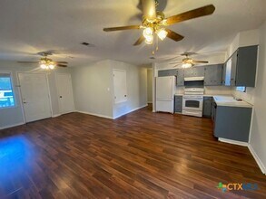 106 Huff St in Luling, TX - Building Photo - Building Photo